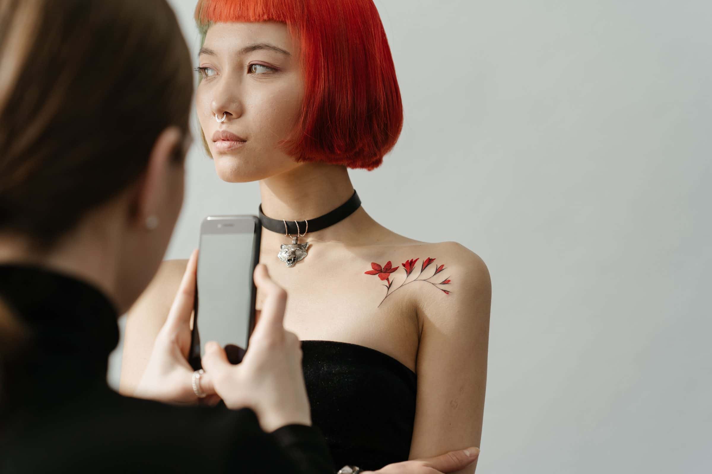 Cliente fotografata con il telefono