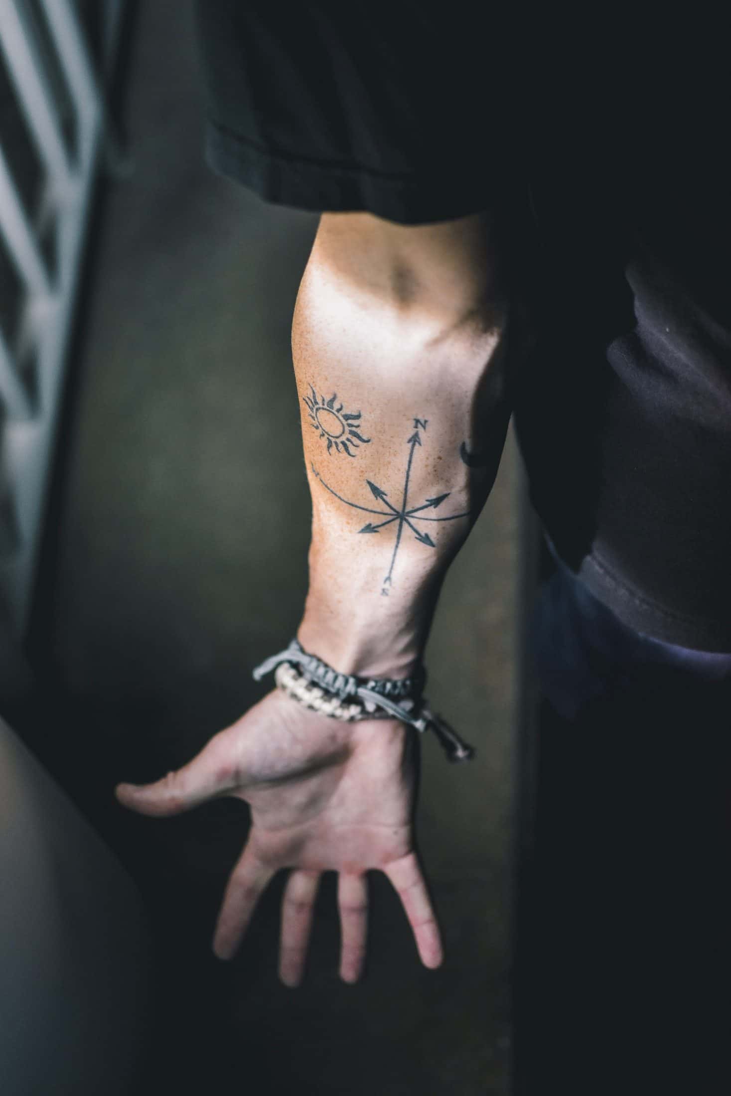 Avambraccio tatuato con il disegno di una bussola