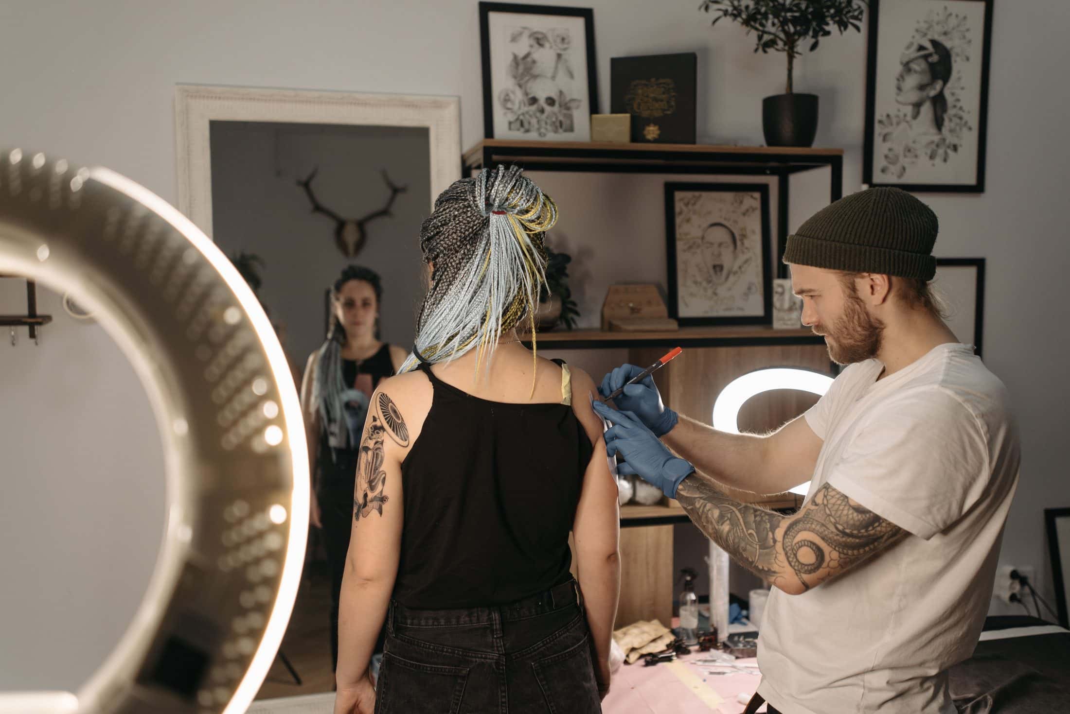 Tatuatore al lavoro, cliente in studio