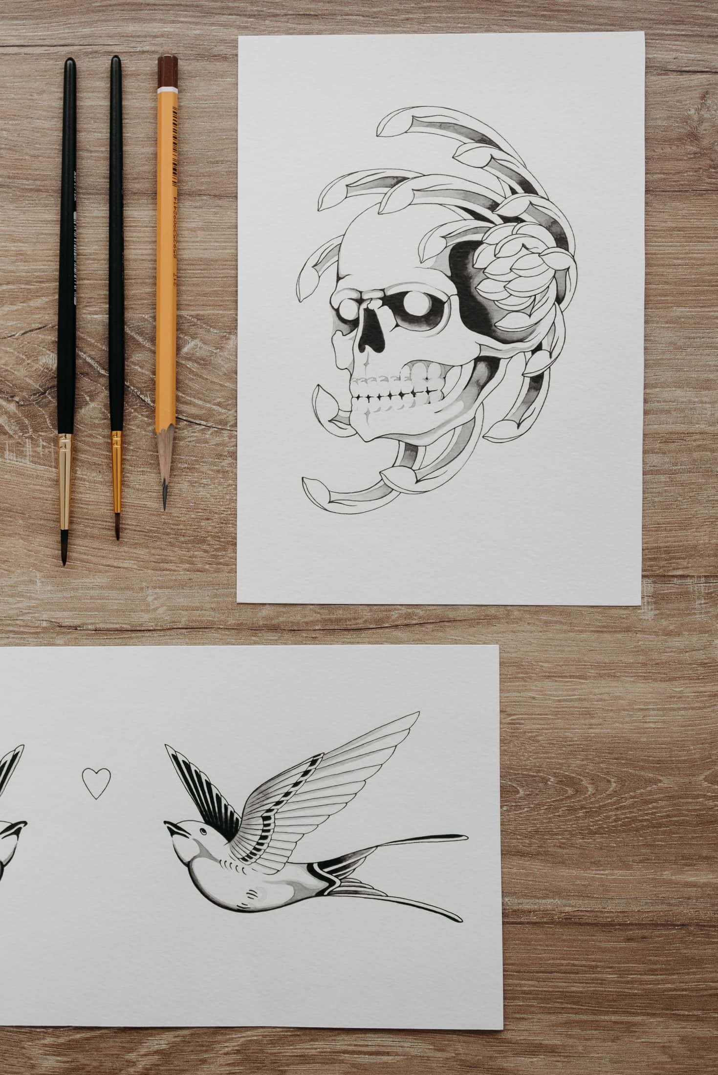 Disegni flash e pennelli su un tavolo di legno