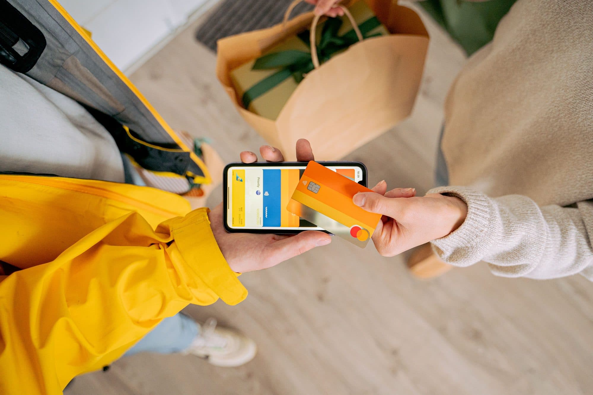 Client holding a card to a phone